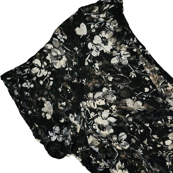 Torrid 0 (L-12) Black & White Floral Lace Top Short Sleeve V-Neck Sheer - Picture 2 of 8